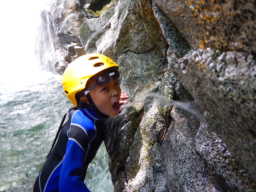 親子で冒険 リバートレッキング シャワークライミング キャニオニング　丹沢　山北　神奈川　ガイド　川遊び　ツアー